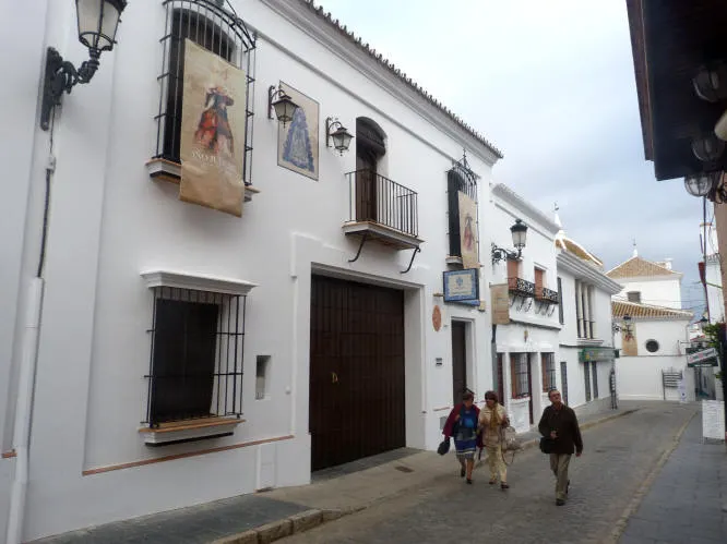 Casa Hermandad Matriz en Almonte. Fue realizado en 2006 por Agustín Echevarria en Cerámica La Mufla, de La Palma del Condado-2