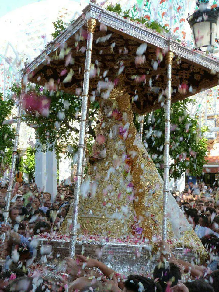 La Virgen del Rocio-3-rocio.com-virgen-petalada-2