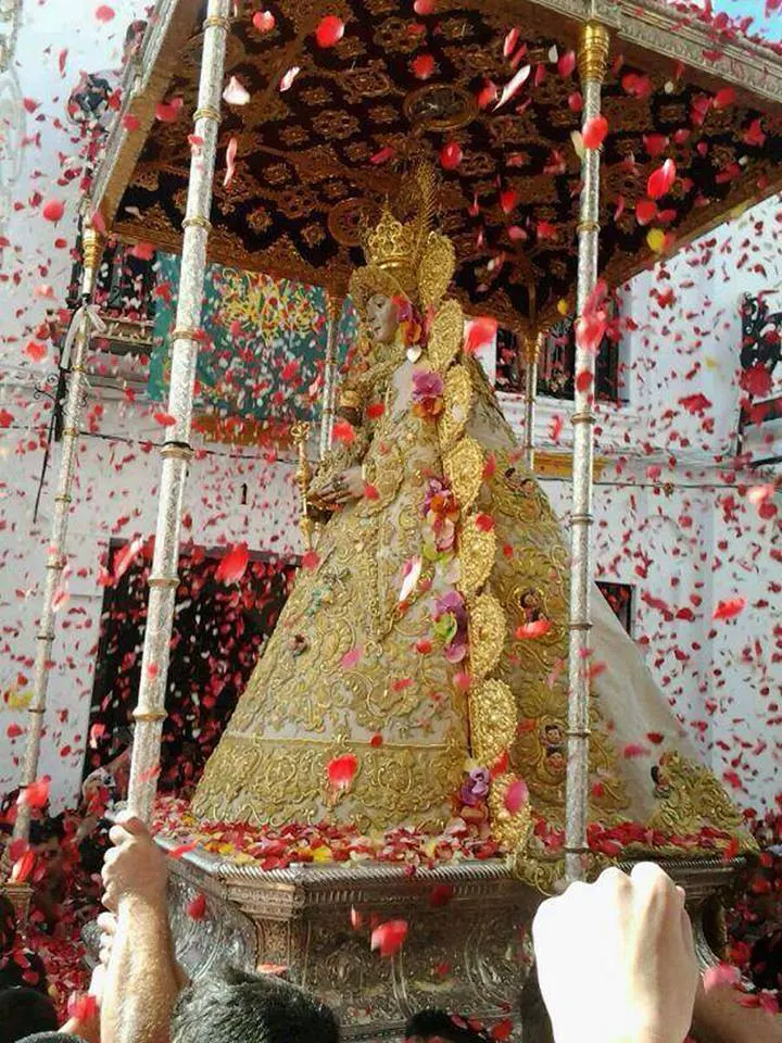 La Virgen del Rocio-3-rocio.com-virgen-petalos