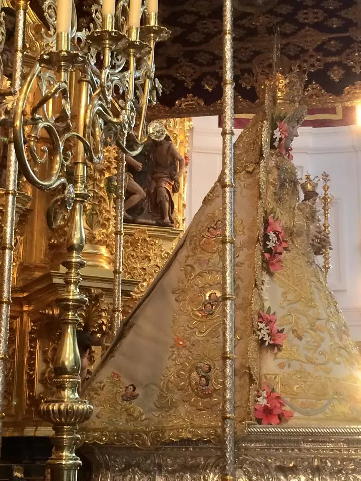 Nuevo-traje-Virgen-Rocio-mayo-2015-8