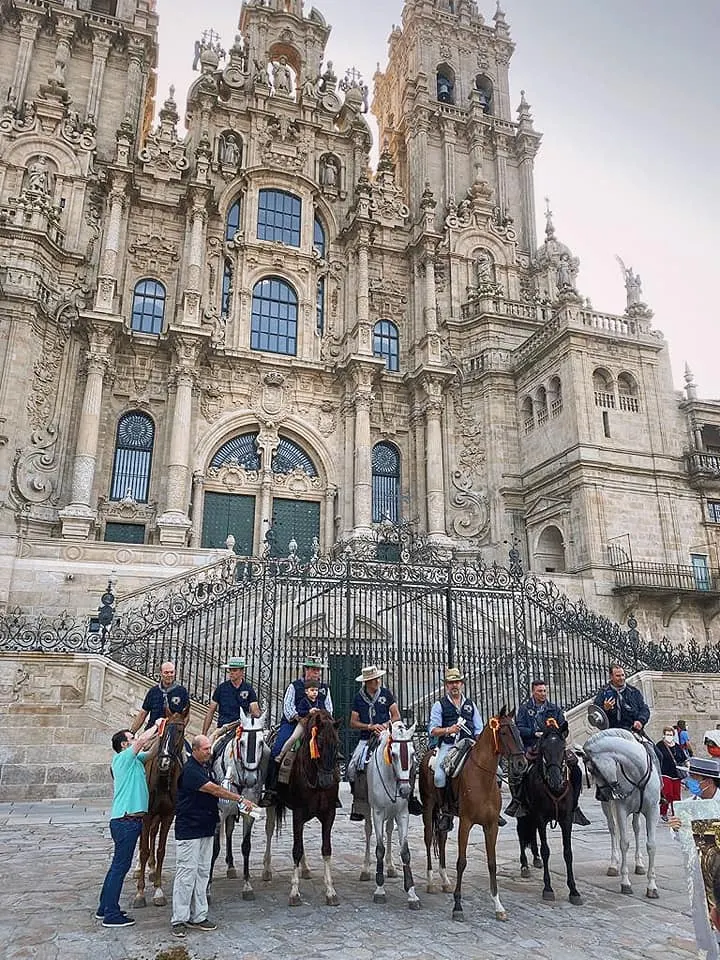 rocio santiago caballistas-llegada-plaza-Obradoiro