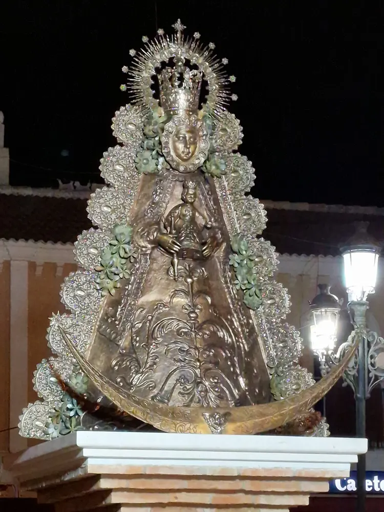 monumento virgen rocio en trigueros-1
