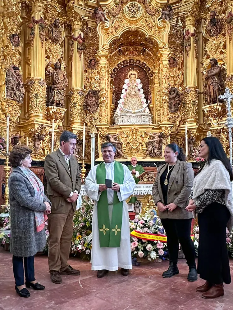 Rocio Jaen regala broche olivo-1