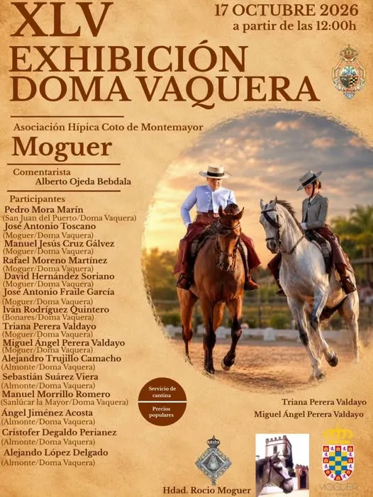Dos jinetes vestidos con traje tradicional montan caballos en un picadero al atardecer durante una exhibición de doma vaquera en Moguer