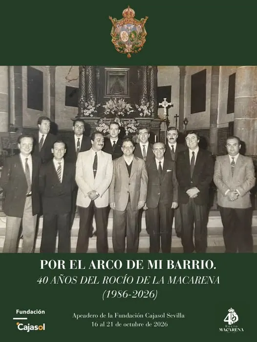 Grupo de hombres vestidos con traje posando en el interior de una iglesia frente a un altar decorado con flores y un cuadro religioso