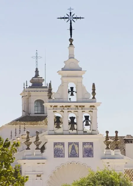 Una Blanca ermita asoma...en el horizonte...