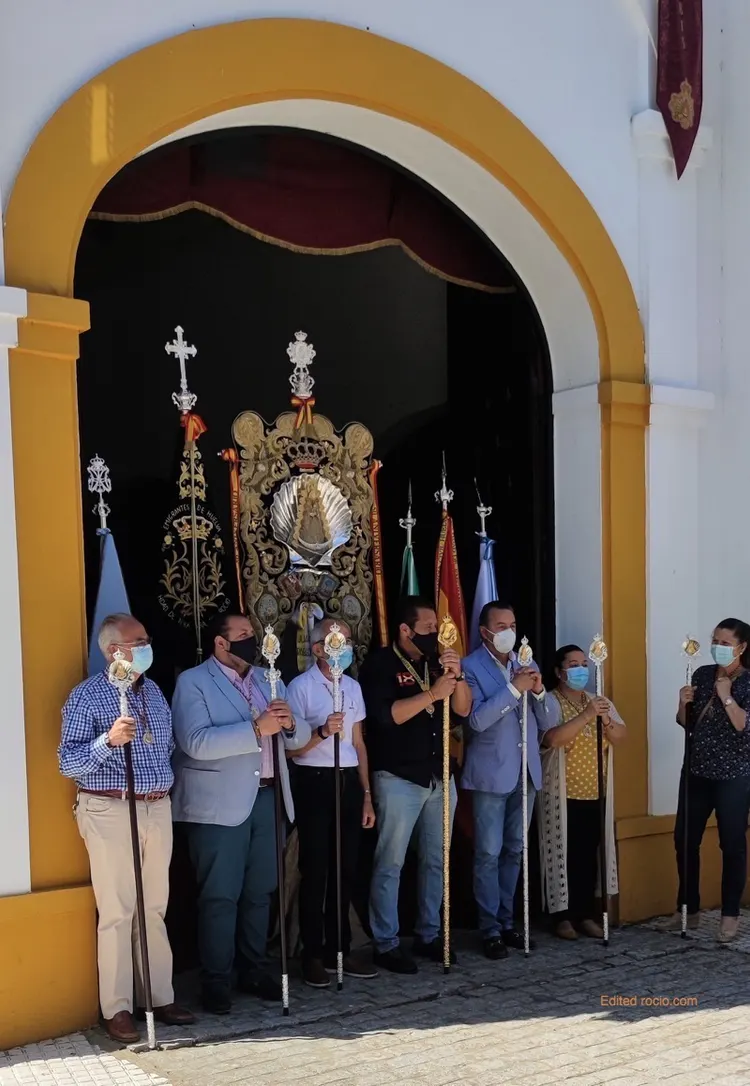 La campana y los tamborileros de Emigrantes anuncian la venida del Espíritu Santo-5