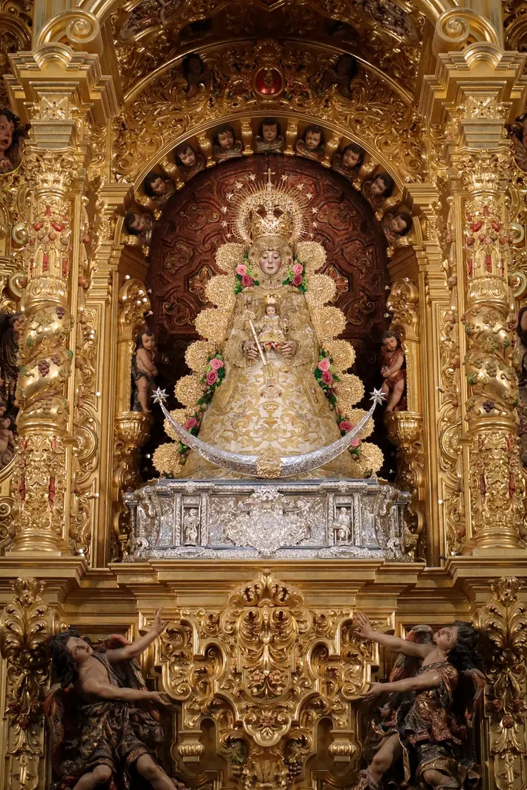 Virgen regresa a camarín (2)
