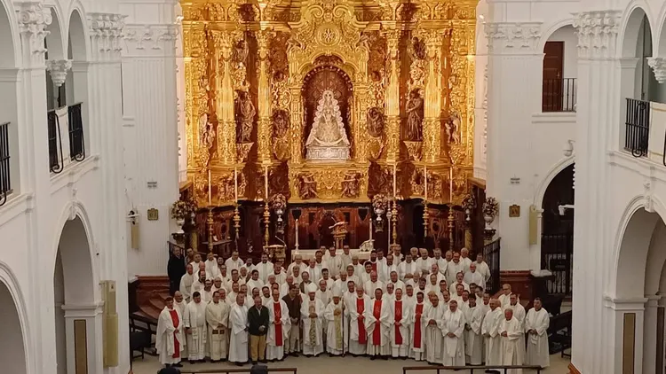 representación de los vicarios Episcopales de las sesenta y nueve diócesis de España visian el Rocío-2