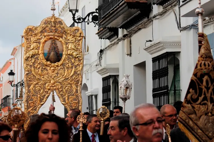 4538-El-Simpecado-de-La-Palma-a-su-paso-por-las-calles-de-Almonte.-Celia-HK.jpg