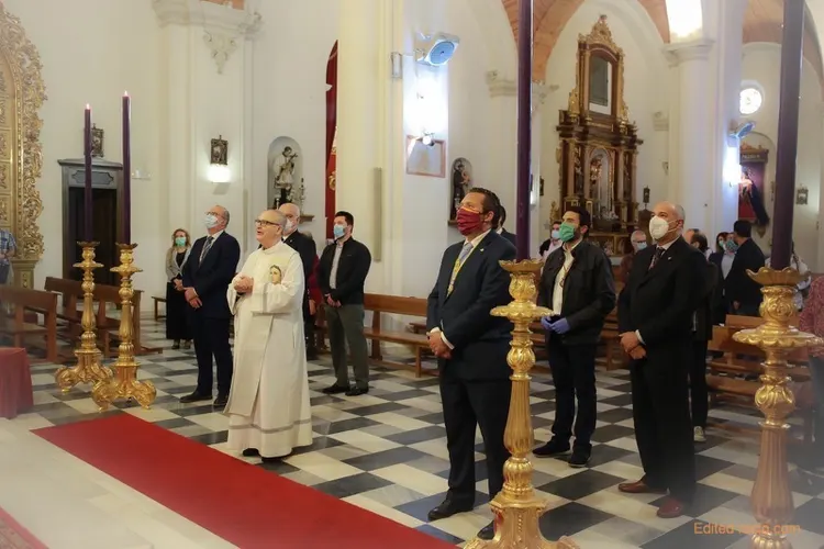Emigrantes rocio entrega medalla a amargura-1