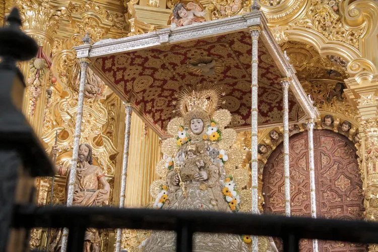 Virgen del Rocío entronizada en su paso, para la Romería de 2023-1