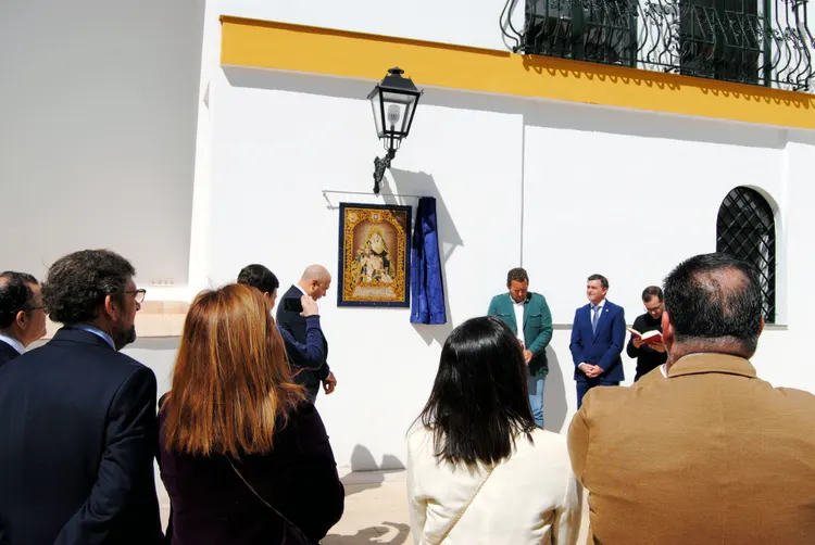 la bendición de azulejo donado por la Santa Cruz a Emigrantes-1