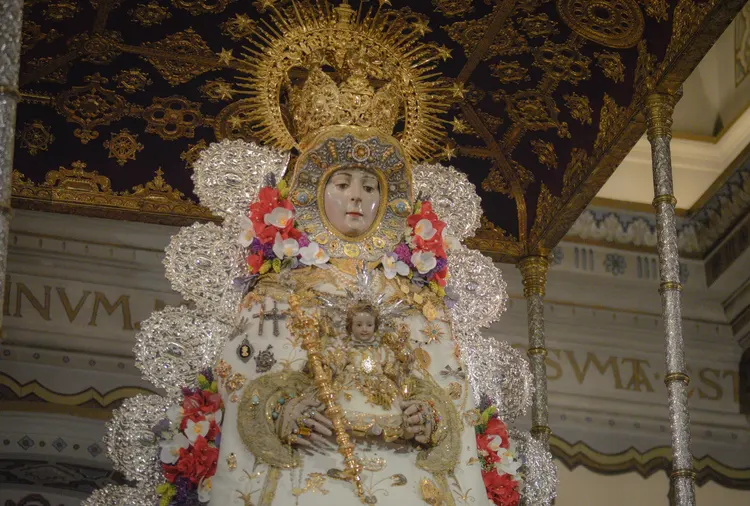 La Virgen del Rocío, entronizada en su paso, a las puertas de la Semana Santa-4