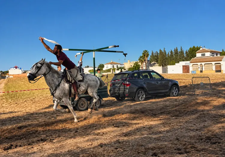 Hinojos celebra las carreras de cintas a caballo en la feria.