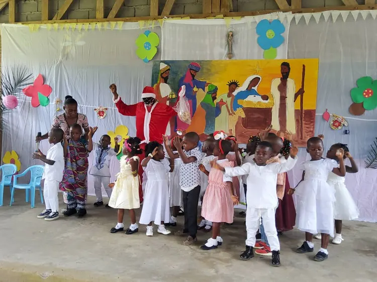 Ofrenda foro 2021 niñas pigmeas en camerun-7
