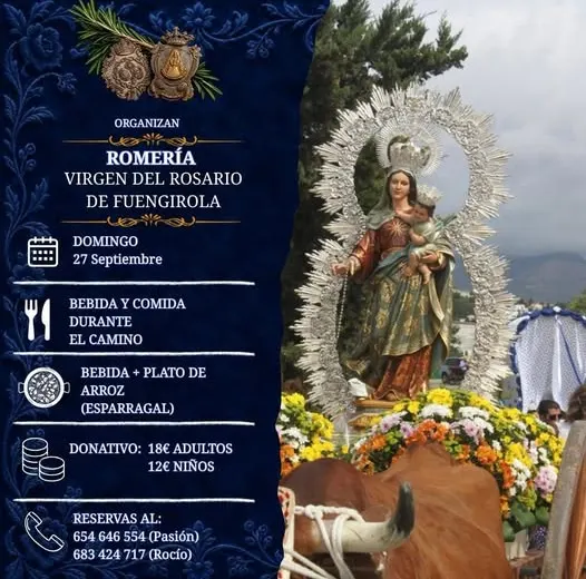 Cartel con información de la romería Virgen del Rosario de Fuengirola el 27 de septiembre con donativos, comida, bebida y números de contacto junto a imagen de la Virgen con el Niño rodeada de flores y personas al fondo bajo cielo nublado