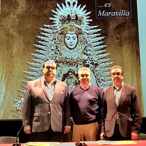 Julio Mayo, Paco Robles y Manuel Anguas, Presidente de la hermandad pileña, en la Casa de la Cultura de Pilas-1
