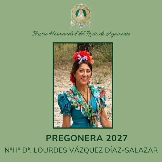 Mujer sonriente con vestido tradicional rociero azul y flores rojas en el cabello sobre fondo verde con texto de presentación como pregonera 2027 de la Hermandad del Rocío de Ayamonte