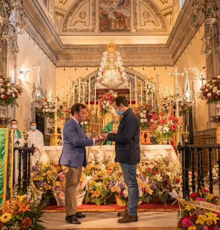 Medalla de oro a la Virgen rocio de madrid Sur-3