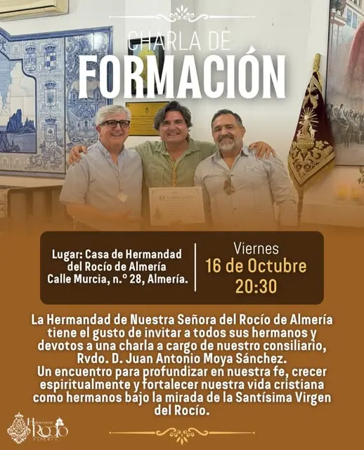 Tres hombres sonrientes posan juntos en un interior con azulejos y un estandarte religioso colgado en la pared detrás de ellos