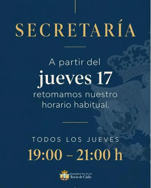 Cartel azul con texto dorado y blanco que anuncia la reapertura de la Secretaría de la Hermandad del Rocío de Cádiz todos los jueves de 19:00 a 21:00 horas a partir del jueves 17