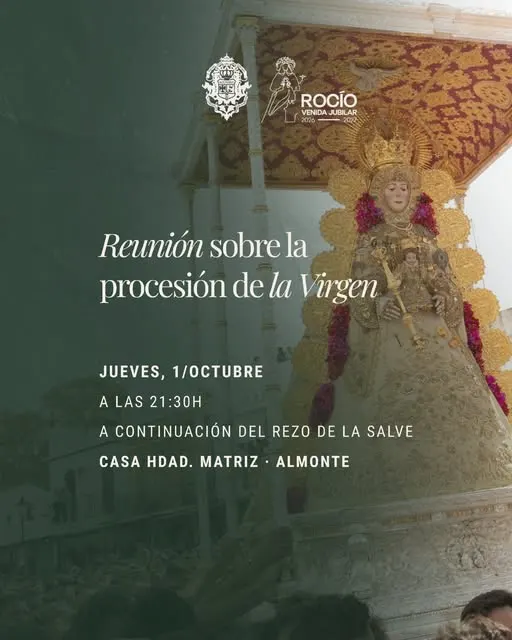 Virgen del Rocío vestida con manto dorado y corona, portada en andas decoradas con flores durante procesión religiosa en Almonte
