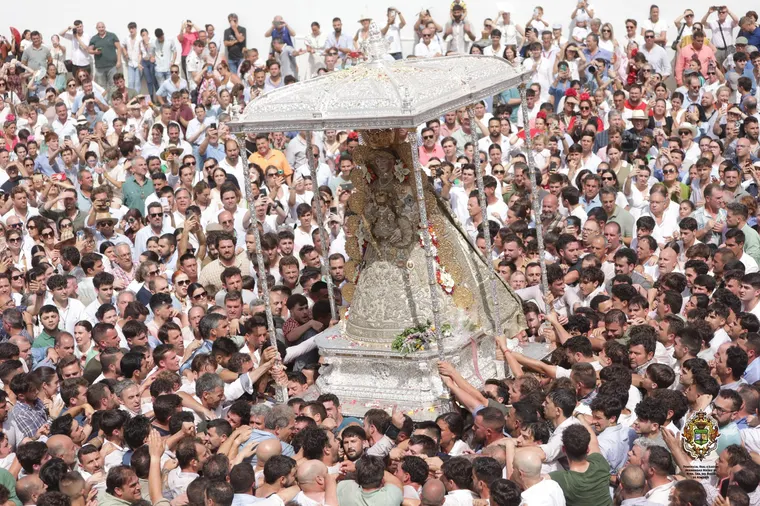 Entrada de la Virgen del Rocío en la romería de 2025