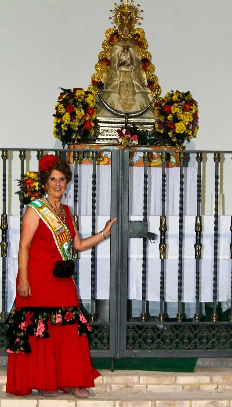 5414-benicarl-La rociera Mayor, Remedio, con la Virgen