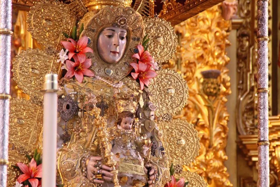 La Virgen del Rocio-Nuevo-traje-Virgen-Rocio-mayo-2015-9