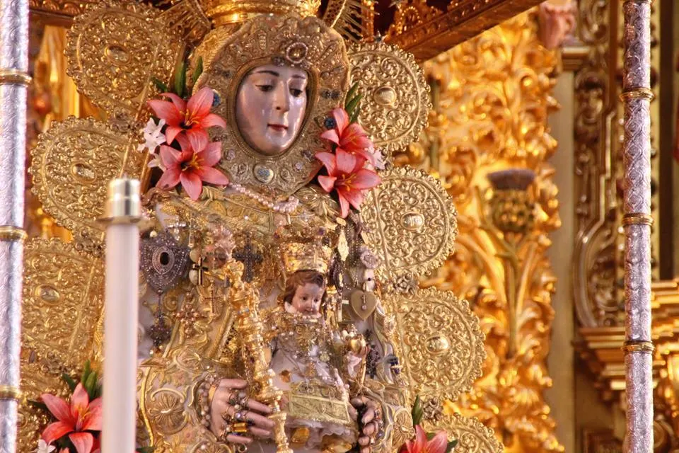 La Virgen del Rocio-Nuevo-traje-Virgen-Rocio-mayo-2015-91