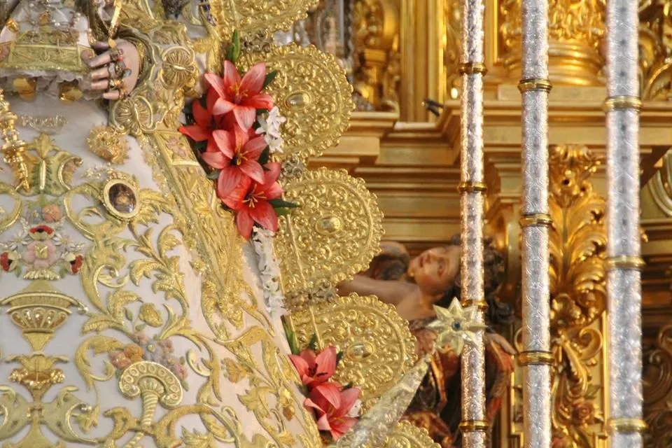 Nuevo-traje-Virgen-Rocio-mayo-2015-11
