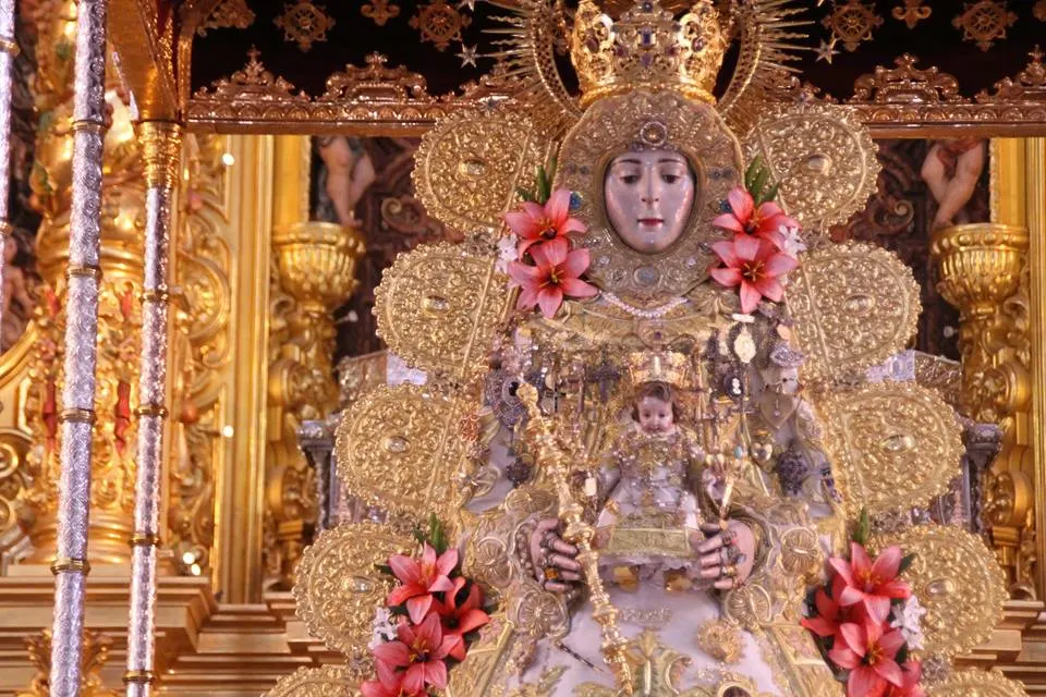 Nuevo-traje-Virgen-Rocio-mayo-2015-12
