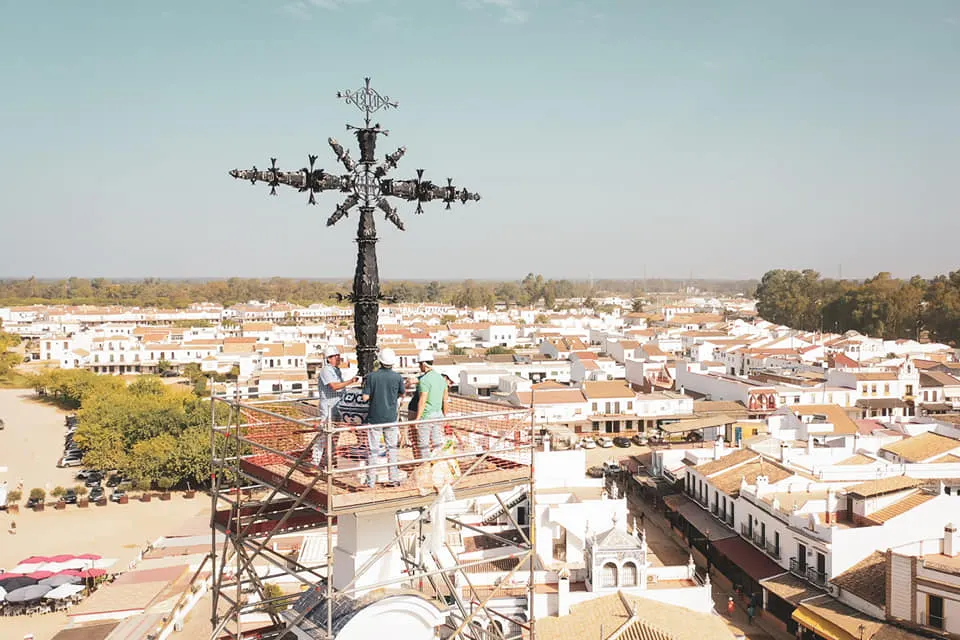 reposición de piezas en la fachada del santuario del rocio-4