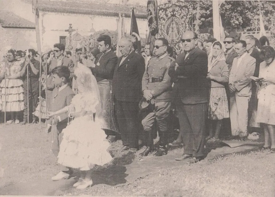 Año 1963. Presiden los señores Jose Perez Ramirez, hermano Mayor de la Matriz, Heliodoro Carrion, el alcalde de Almonte y Antonio Millan, presidente de la Matriz de Almonte