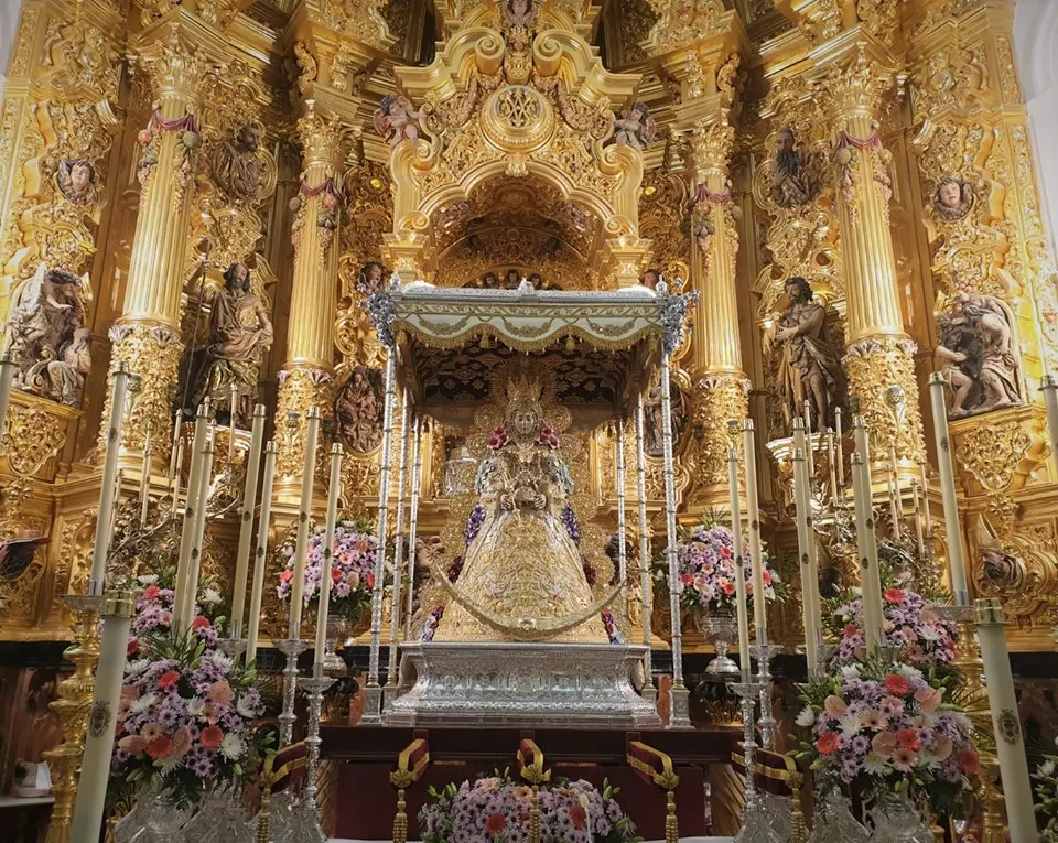 El paso de la Virgen del Rocío luce bambalinas