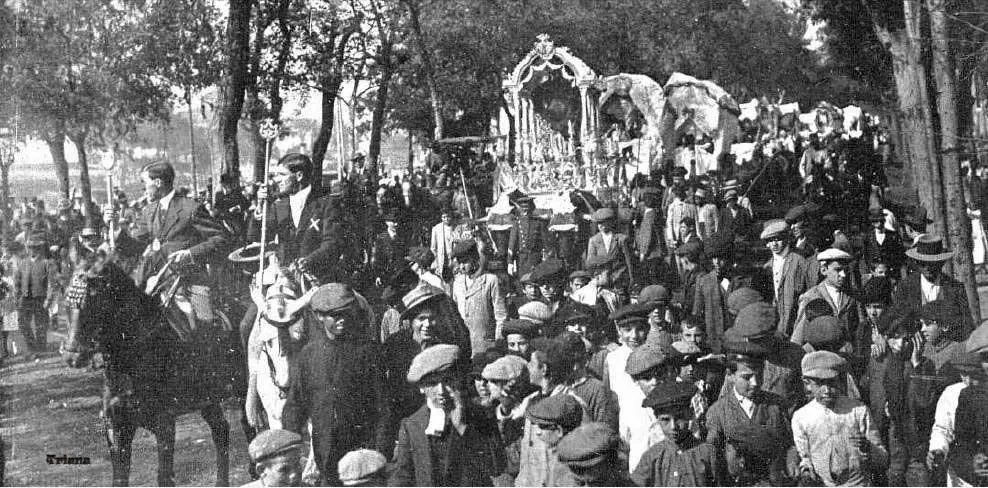 Belmonte, el 1 de noviembre de 1912, presidiendo la carreta de plata, con el simpecado de Triana