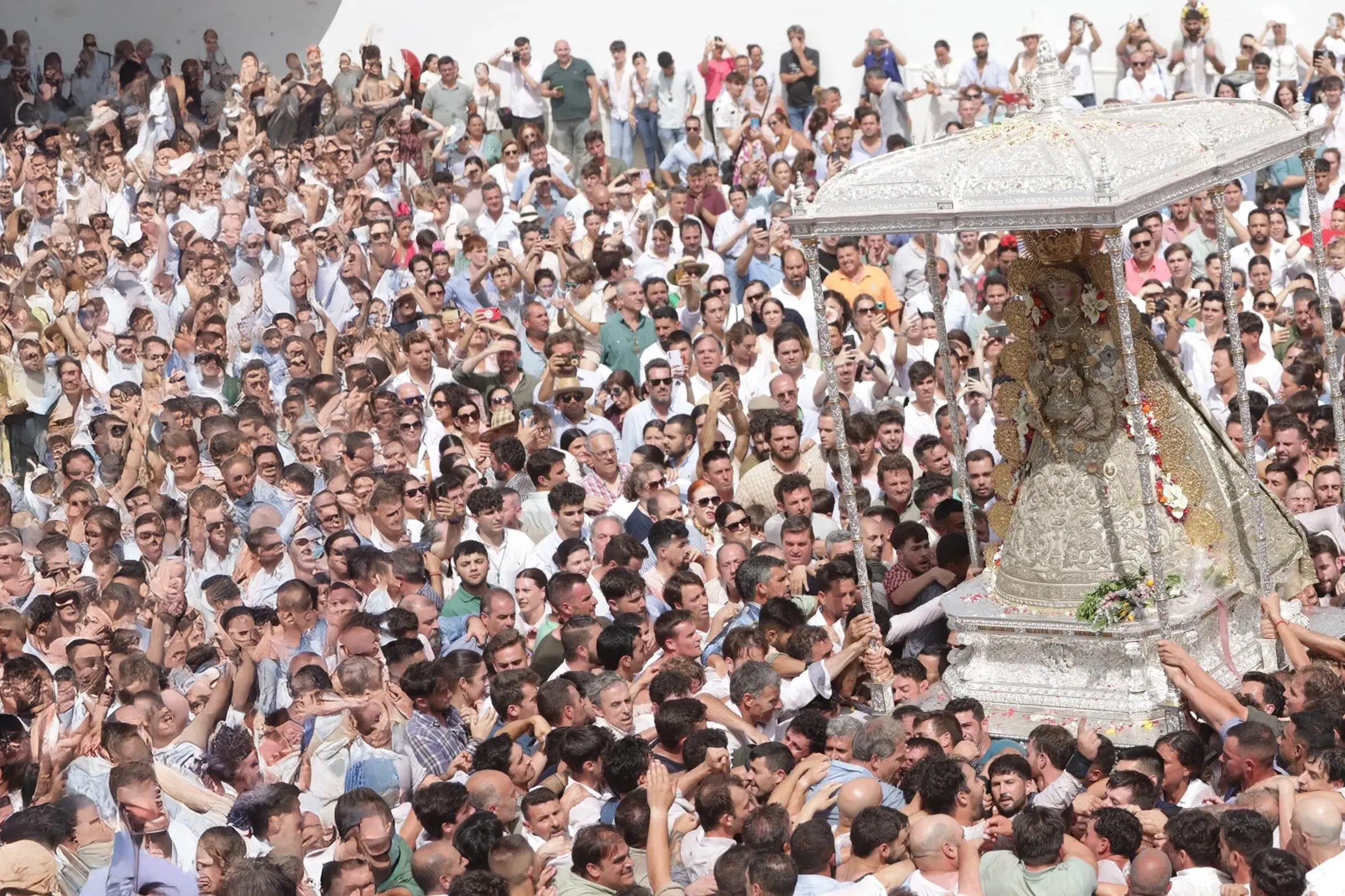 Entrada de la Virgen del Rocío durante la procesión de 2025