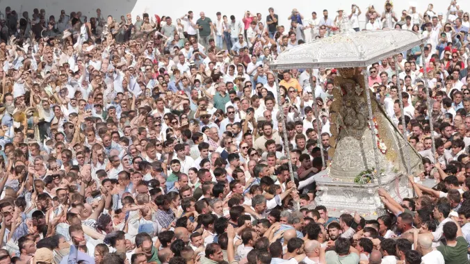 La Virgen del Rocío acompañada por el pueblo durante su entrada