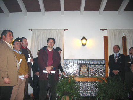 Palabras de agradecimiento del Vice-Presidente de la Hdad. Matriz, Don Juan Ignacio Reales, acompañado de miembros de su Junta