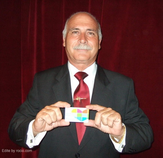 Juan Perea, Hermano Mayor de Sevilla Sur, con su Tarjeta de Donante