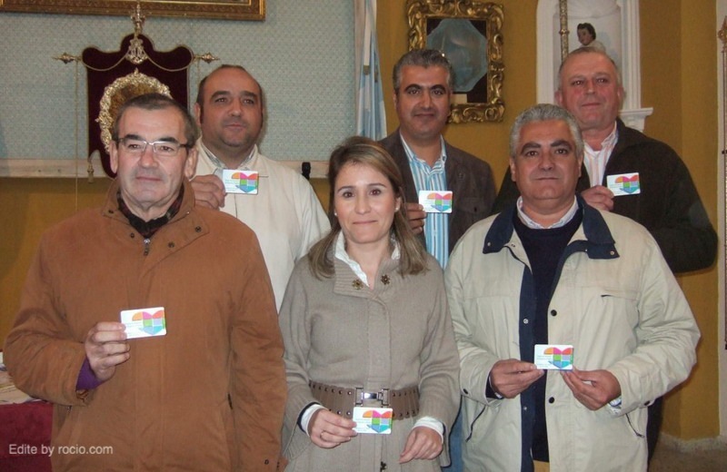 La Junta de Gobierno de La Hermandad de Los Palacios con sus Tarjetas de Donante