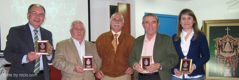 Juan Perea, Hermano Mayor de Sevilla Sur, entregó un recuerdo del acto a los ponentes. José Pérez Bernal, Manuel Muñoz, Joaquín Tirado y María José Tirado