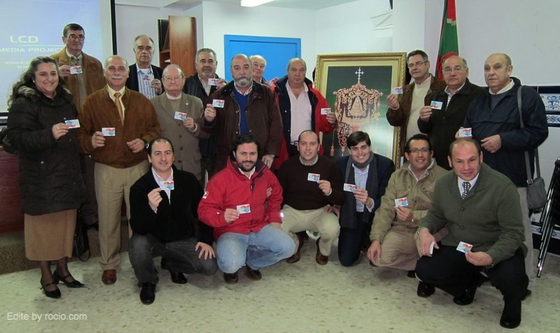 La Junta de Gobierno de la Hermandad de Nª Sª del Rocío Sevilla Sur muestra sus Tarjetas de Donantes