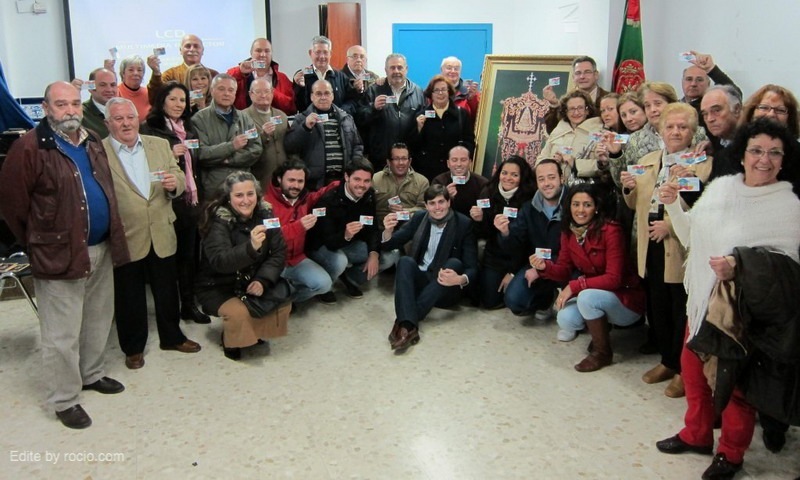 Un grupo de hermanos de Sevilla Sur muestran sus Tarjetas de Donante