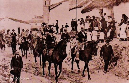 SS.MM. Don Alfonso XIII y Dª Victoria Eugenia paseando por Villamanrique el día 15 de marzo de 1911, día de la Confirmación del Título de Real a la Hermandad
