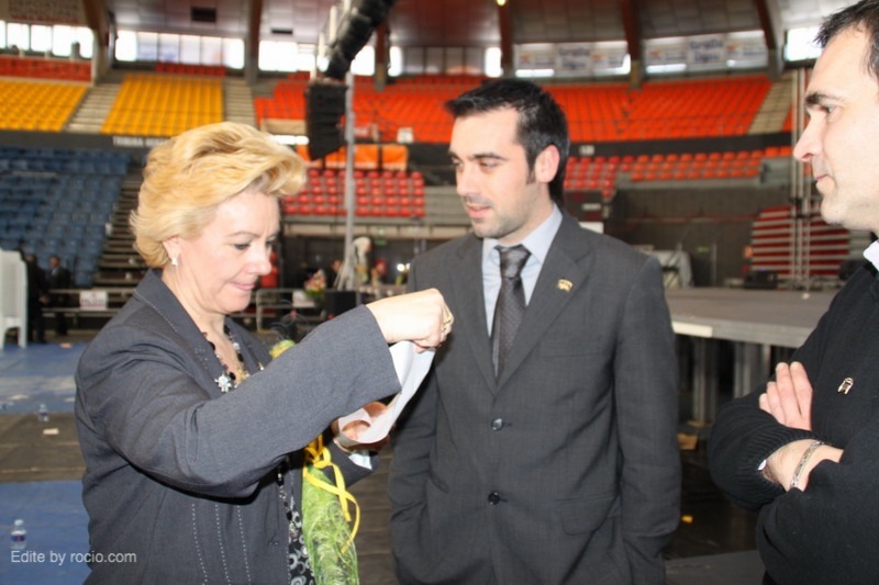 Puri Torres leyendo el nombramiento