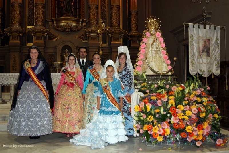 Nuestro presidente y reinas con la reina de fiestas y las falleras mayores