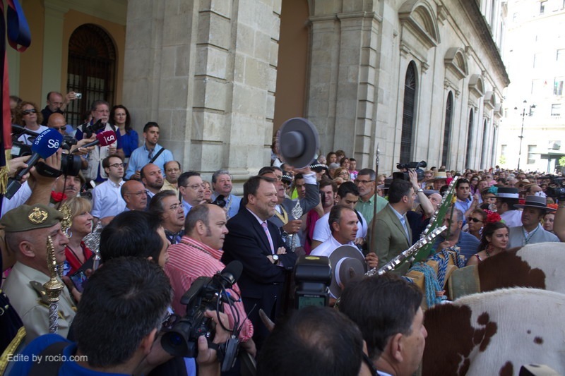 El Alcalde pone un ramo de flores al Simpecado