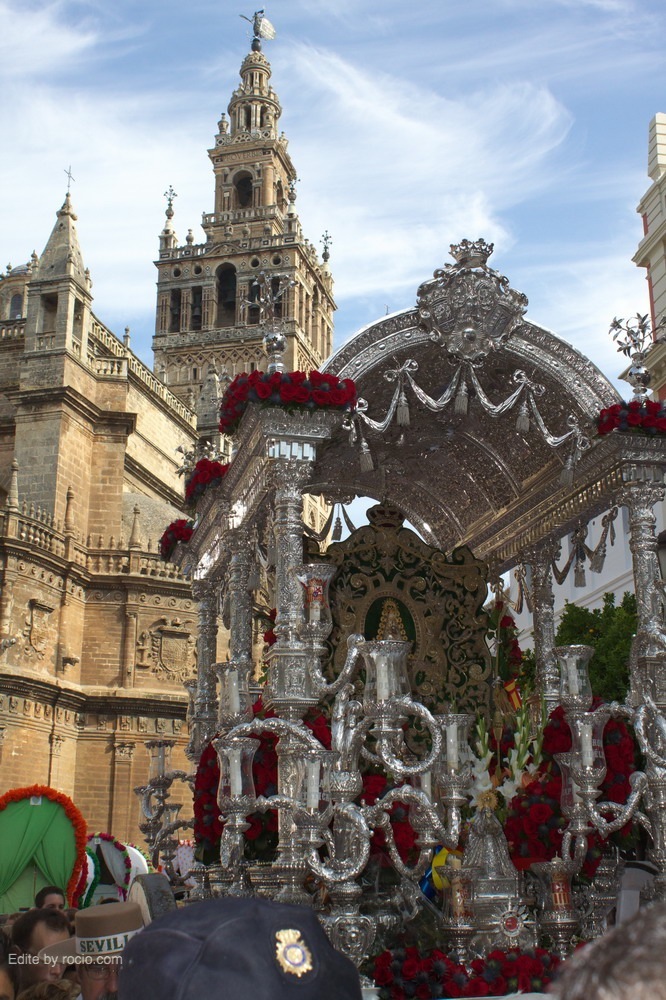 Con la Giralda al fondo, camino de la Casa de la Provincia en la Plaza del Triunfo